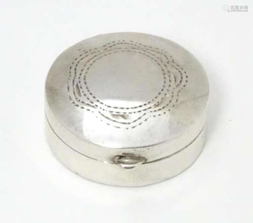 A .925 silver pill box of circular form. Approx. 1…