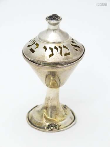 Judaica: A silver pedestal spice box with Hebrew s…