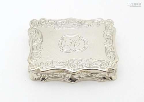 A Victorian silver vinaigrette with engraved scene…