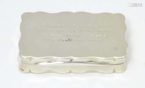 A silver snuff box hallmarked Birmingham 1926, ma…