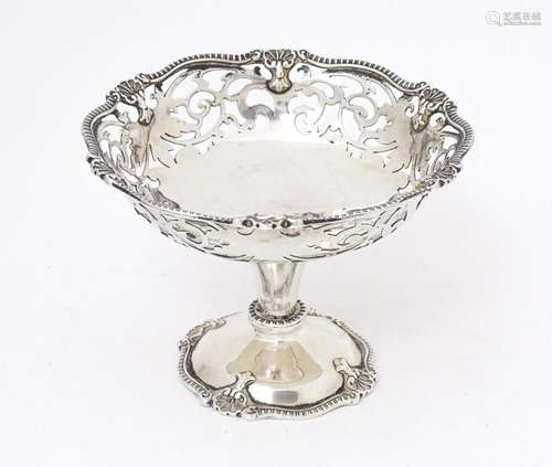 A pedestal bon bon dish. Hallmarked London 1918 ma…