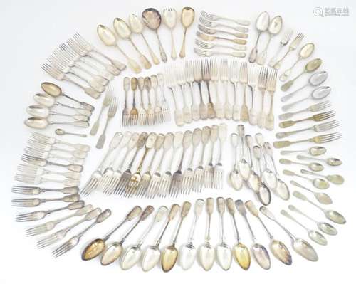 A quantity of assorted silver plate flatware / cut…