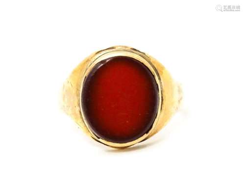 A 9ct gold signet ring set with central carnelian.…