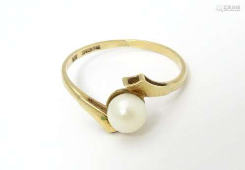 A 9ct gold ring set with single pearl. Rings size …