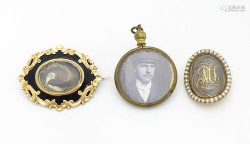 Mourning / Memorial jewellery: Three items of 19th…