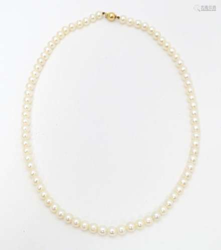 A pearl necklace with 9ct gold clasp. Approx. 16" …