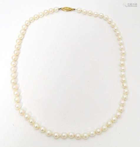 A pearl necklace with 9ct gold clasp. Approx. 18" …