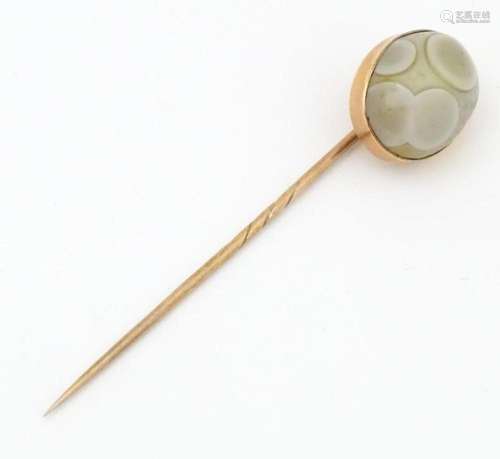 A yellow metal stick pin with agate hardstone cabo…