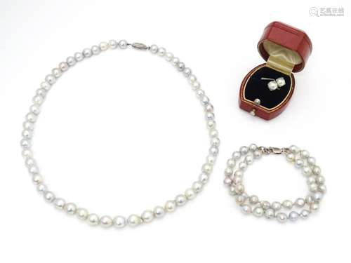 Pearl jewellery comprising a two strand bracelet w…