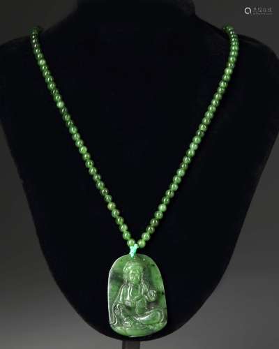 A CHINESE NEPHRITE JADE NECKLACE, 20TH CENTURY