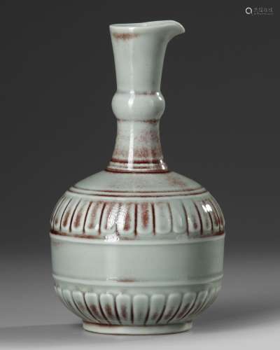 A CHINESE RED SPLASHED GREEN EWER, 19TH/20TH CENTURY