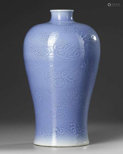 A CHINESE 'CLAIRE DE LUNE' MEIPING  VASE, 19TH/20TH CENTURY