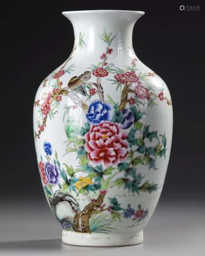 A CHINESE FAMILLE ROSE VASE, 20TH CENTURY