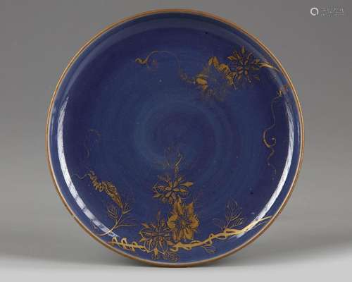 A GILT JAPANESE BLUE GROUND DISH, 17TH CENTURY