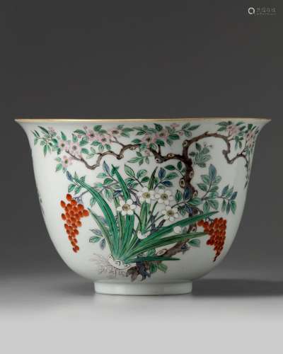 A LARGE JAPANESE 'FLORAL' BOWL, 19TH CENTURY