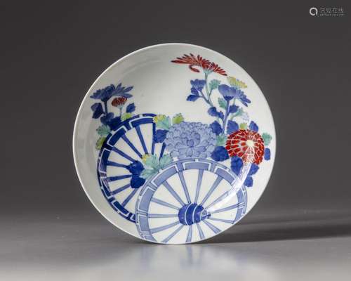 A JAPANESE PORCELAIN ENAMELED DISH,19TH CENTURY