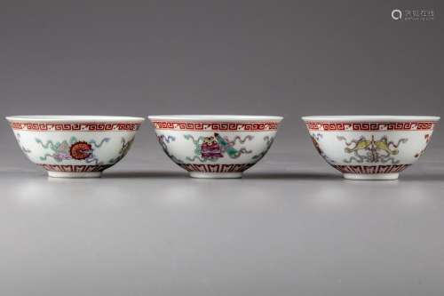 THREE CHINESE FAMILLE ROSE BOWLS WITH TWO SPOONS, 20TH CENTU...