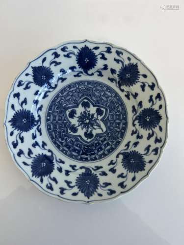 A CHINESE BLUE AND WHITE DISH, KANGXI PERIOD (1662-1722)