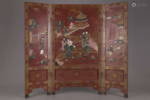 A CHINESE RED LACQUERED FOLDING SCREEN, 19TH-20TH CENTURY