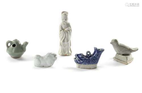 FIVE CHINESE PORCELAIN OBJECTS