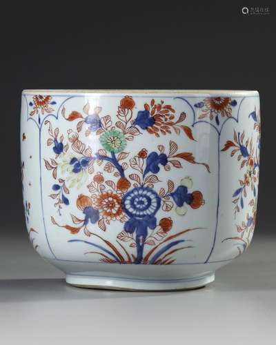 A CHINESE VERTE-IMARI POT, 18TH CENTURY