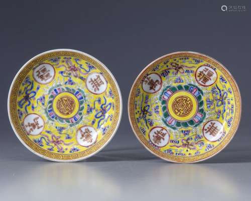 A PAIR OF CHINESE YELLOW-GROUND FAMILLE ROSE SAUCERS, 20TH C...