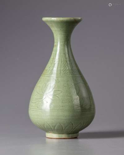 A CHINESE CELADON GLAZED PEAR-SHAPED VASE, YUHUCHUNPING, MIN...