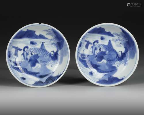 A PAIR OF BLUE AND WHITE SAUCERS DISHES, TRANSITIONAL PERIOD...