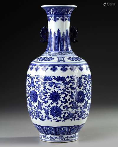 A CHINESE BLUE AND WHITE VASE, 19TH-20TH CENTURY