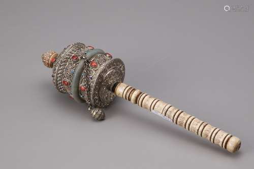 A TIBETAN SILVER PRAYER MILL, LATE 19TH-EARLY 20TH CENTURY