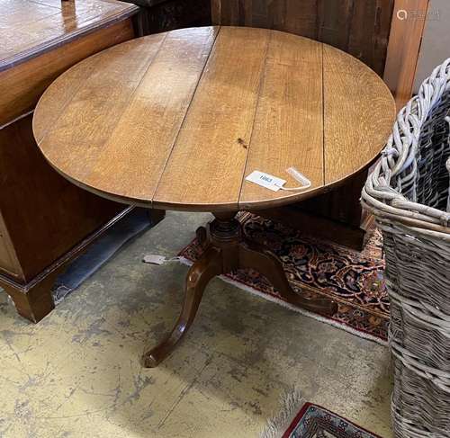 A George III circular oak tripod tea table, diameter 82cm, h...