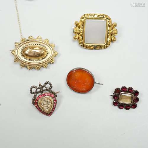 Five assorted antique brooches, comprising an early 19th cen...