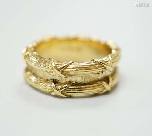 A Theo Fennell 18ct gold ring with two ribbon tied reeded ba...