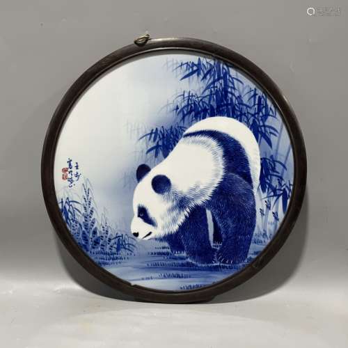 红木镶瓷板画青花釉下彩熊猫圆形挂屏