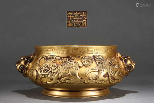 旧藏大明宣德款精铸紫铜胎鎏金狮子绣球纹狮首耳炉