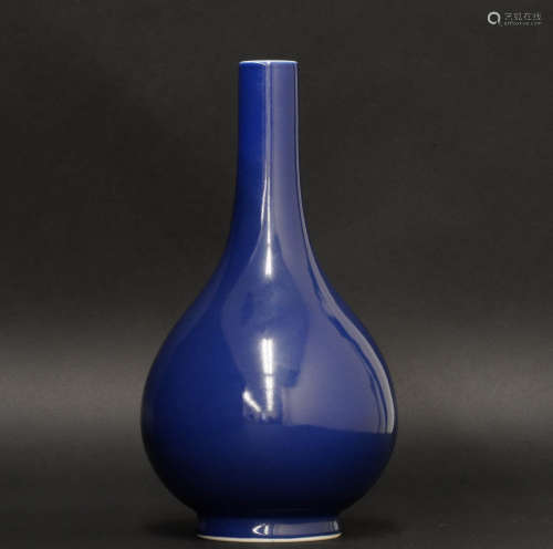 大清乾隆年制款 霁蓝釉长颈瓶
