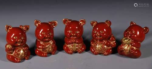 清雍正雕塑瓷红釉鎏金堆雕祥瑞五福临门猪