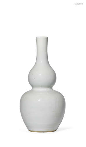 十八世纪 白釉暗刻花卉纹葫芦瓶