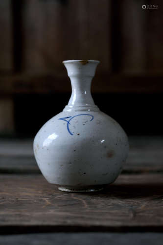 17-18世纪 古朝鲜白瓷染付槌瓶