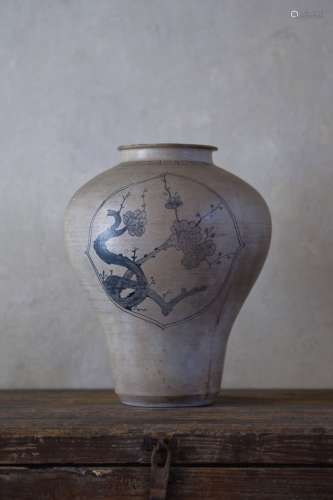 17-18世纪 古朝鲜白瓷折梅耸肩壶