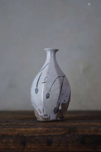 17-18世纪 古朝鲜白瓷染付多面瓶