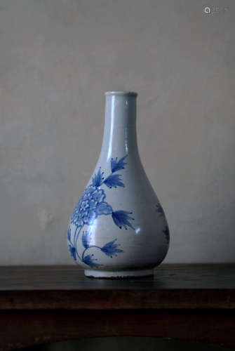 18世纪 古朝鲜白瓷染付鹤首瓶