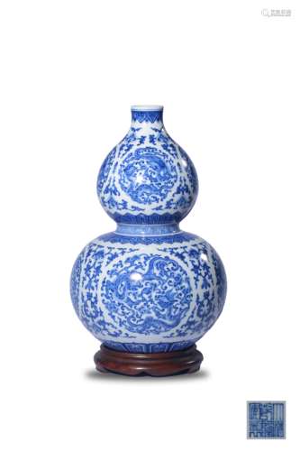 A BLUE AND WHITE ‘DRAGON’DOUBLE-GOURD VASE,MARK AND PERIOD O...