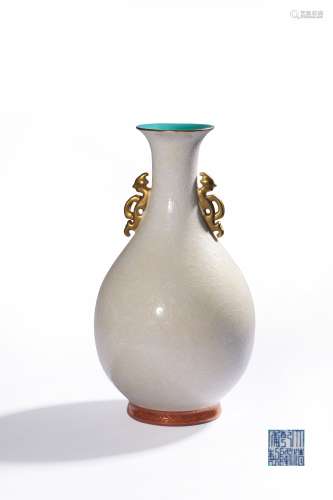 A WHITE-GROUND FAMILLE-ROSE VASE,MARK AND PERIOD OF QIANLONG