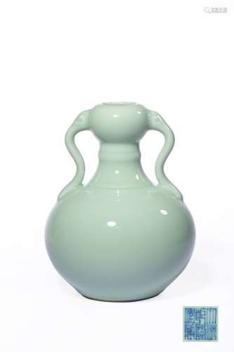 A CELADON-GLAZED VASE,MARK AND PERIOD OF QIANLONG
