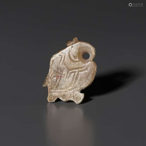 A PALE CELADON AND RUSSET JADE ‘BIRD’ PENDANT, LATE SHANG DY...