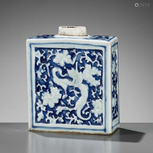 A BLUE AND WHITE ‘DRAGON’ TEA CADDY, EARLY QING DYNASTY