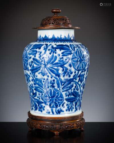 A LARGE BLUE AND WHITE ‘LOTUS’ JAR, TRANSITIONAL PERIOD