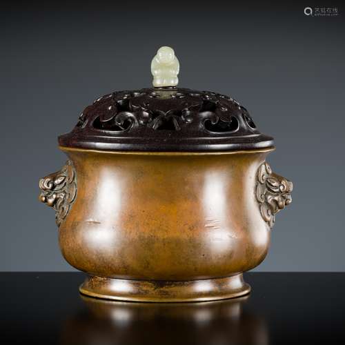 A SMALL BRONZE CENSER WITH A ZITAN COVER, QING DYNASTY