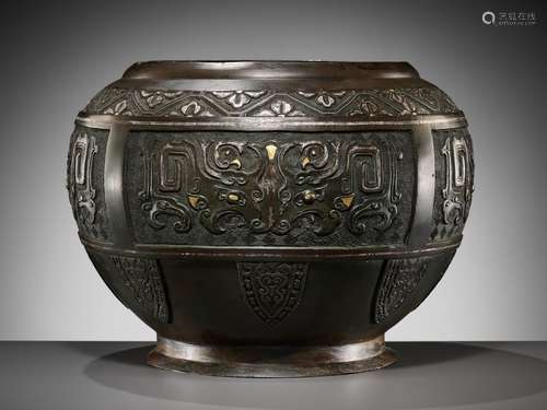 AN ARCHAISTIC SILVER AND GILT-INLAID BRONZE VESSEL, POU, CHI...